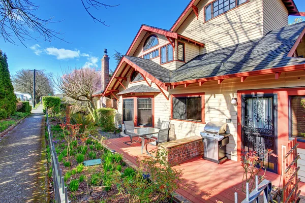 Prachtig huis met rode trim noordwesten. — Stockfoto