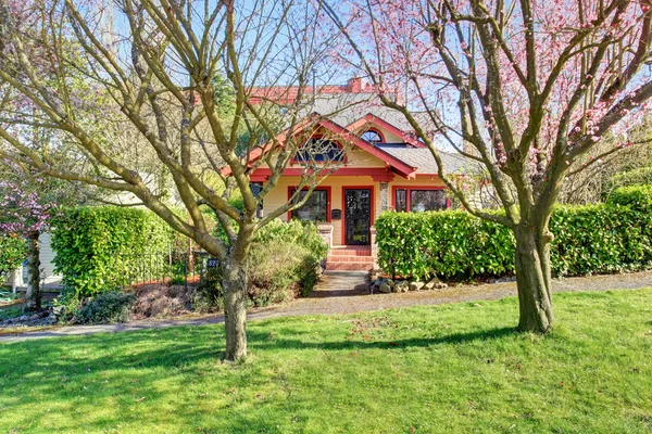 Prachtig huis met rode trim noordwesten. — Stockfoto