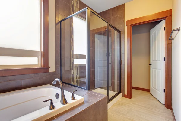 Excellente salle de bain avec des notes brunes . — Photo