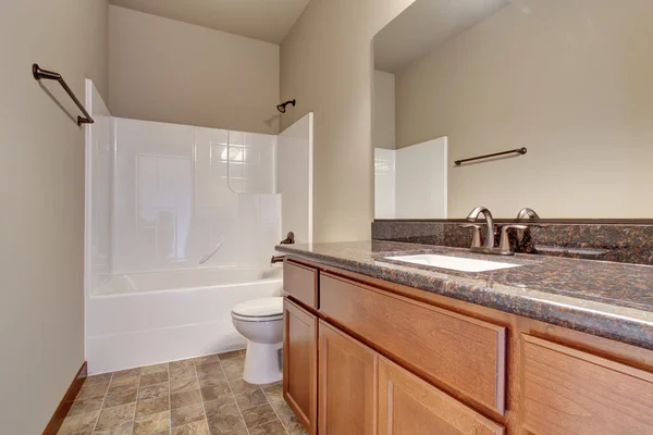 Simplistic bathroom with marble counters, and tile floor. — Stock Photo, Image