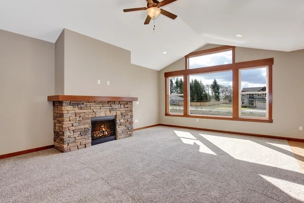 Nice unfurnished living room with carpet. — Stock Photo, Image