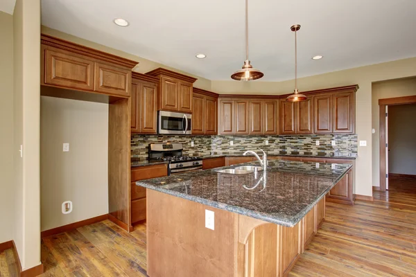 Lovely kitchen with hardwood floor and bar island. — Stock Photo, Image