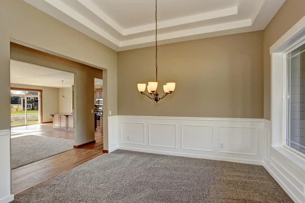 Eenvoudige lege ruimte met veel ruimte en tapijt. — Stockfoto