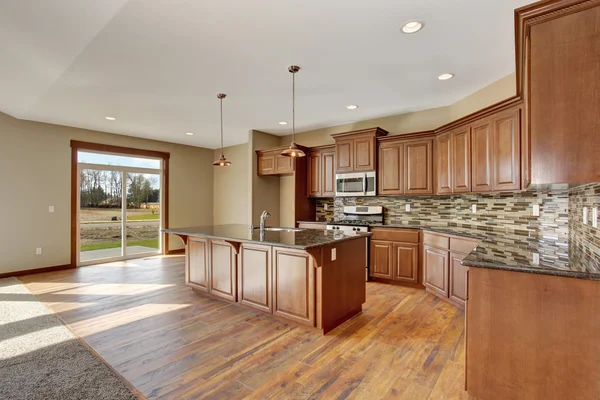 Lovely kitchen with hardwood floor and bar island. — Stock Photo, Image