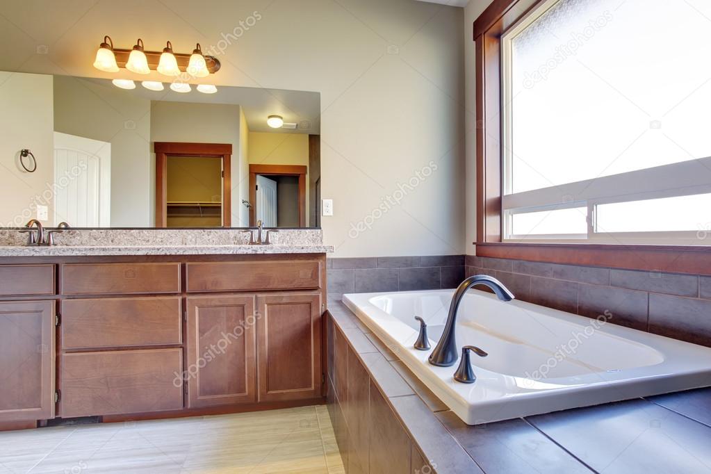 Excellent bathroom with brown hints.