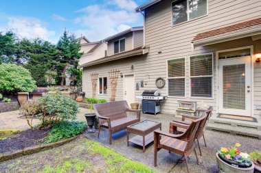 Vintage tarzı arka aptio masa ve sandalyeler ile.