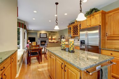 Şaşırtıcı mutfak parke zeminler ve mermer sayaçları.