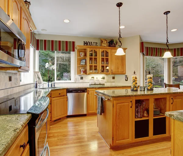 Дивовижна кухня з дерев'яними підлогами і мармуровими лічильниками . — стокове фото