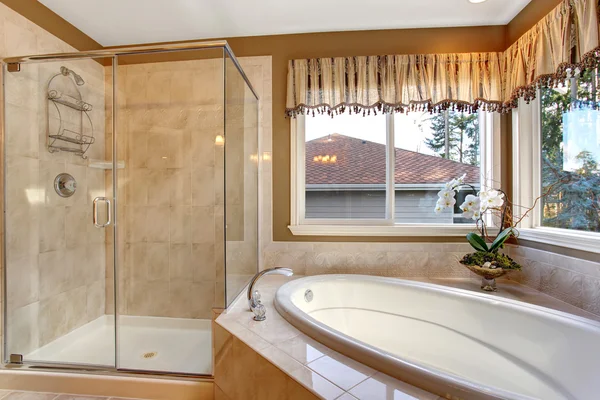 Large elegant master bathroom with tile floors, and glass shower — Stock Image Large elegant master bathroom with tile floors, and glass shower Royalty Free Stock Images