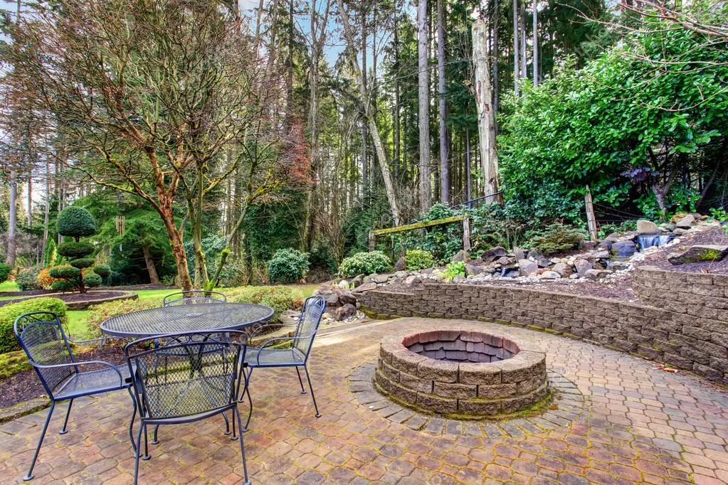 Estilo vintage altillo trasero con mesa y sillas. — Foto de stock