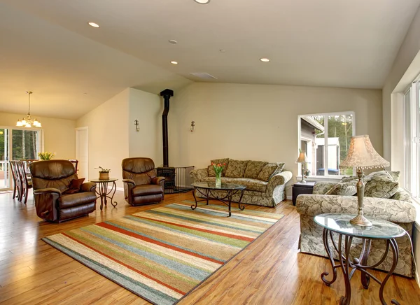 Piękne drewniane pokój rodzinny z paski dywan. — Zdjęcie stockowe
