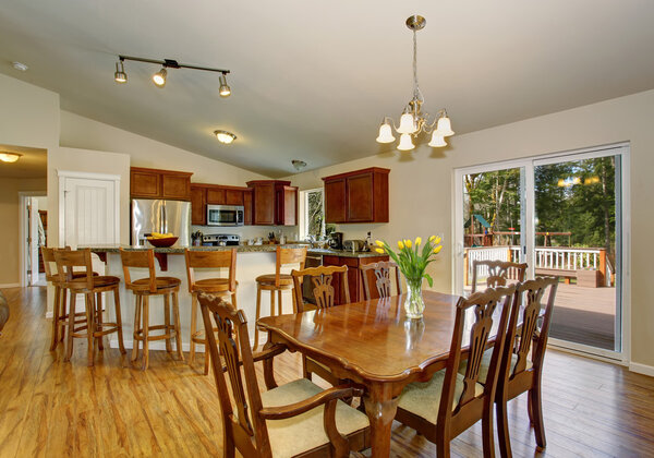 идеальная столовая с паркетным полом и красивыми стульями
