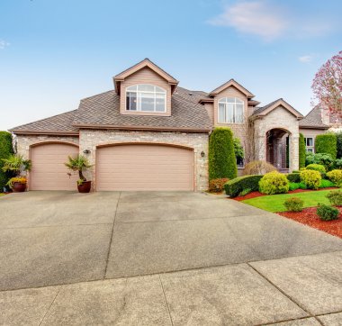 Lüks northwest evinde yeşil ve güzel bir driveway.