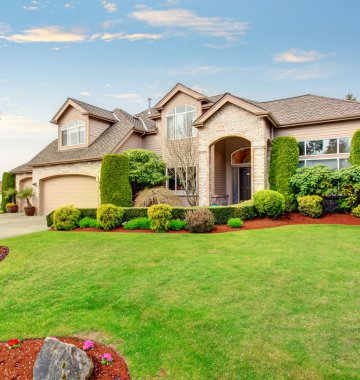 Lüks northwest evinde yeşil ve güzel bir driveway.