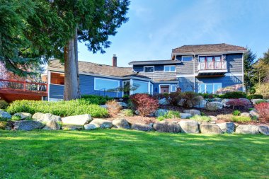 Güzel arka bahçesinde çim ve yeşilliklerle dolu.