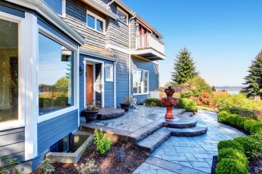 Muhteşem arka bahçesinde veranda zarif çeşme ve gre gibi