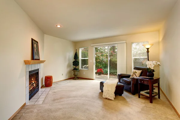 Salón moderno con silla de cuero marrón y chimenea . —  Fotos de Stock