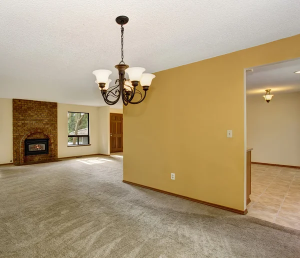 Cozy unfurnished living room with carpet, and fireplace. — Stock Photo, Image