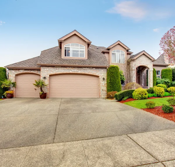 Luxurious northwest home with greenery and a nice driveway. — Stock Photo, Image