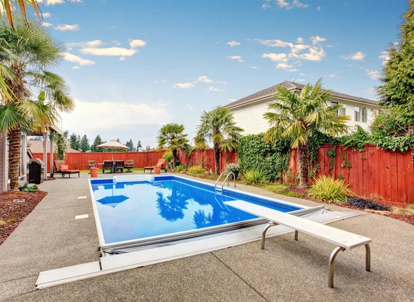 Luxurious northwet home with pool and covered seating area. — Stock Photo, Image