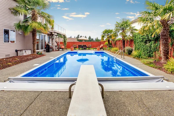 Lujosa casa northwet con piscina y zona de estar cubierta . — Foto de Stock