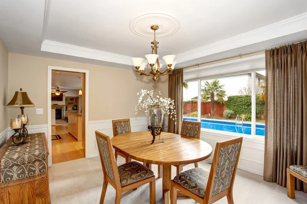 Lovely dinning room with great table and chair set. — Stock Photo, Image