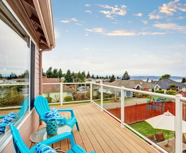 Precioso balcón con gran vista de la ciudad y el lago . — Foto de Stock