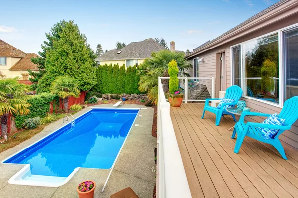 Luxurious northwet home with pool and covered seating area. — Stock Photo, Image