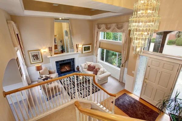 Perfekte Front-Wohnzimmer mit erstaunlichen Kronleuchter und Kaminfeuer — Stockfoto