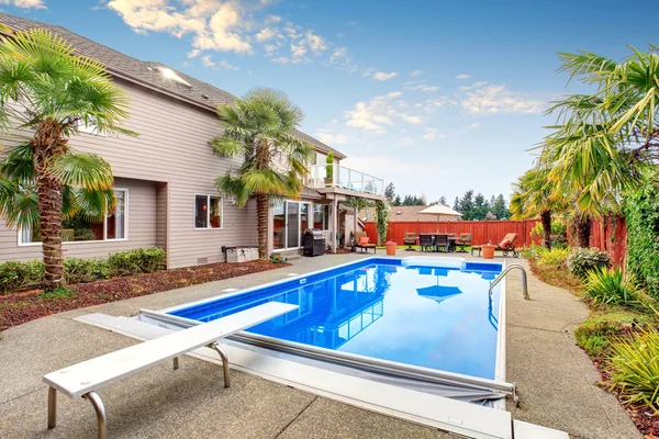 Luxurious northwet home with pool and covered seating area. — Stock Photo, Image