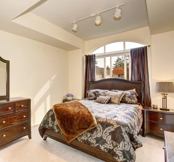 Accogliente camera da letto nord-ovest con biancheria da letto marrone e tappeto bianco . — Foto Stock