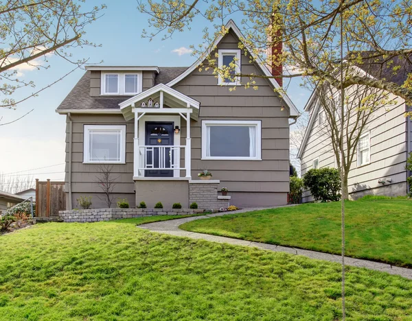 Schattig noordwesten huis met perfecte voortuin. — Stockfoto