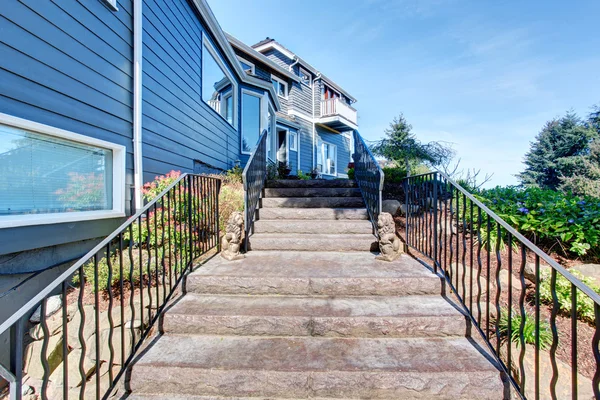 Modernster Fußweg zur Haustür mit schwarzem Geländer — Stockfoto