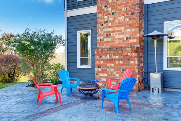 Перфектный задний двор со стульями, патио и обилием зелени — стоковое фото