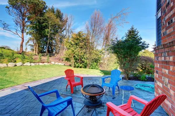 Perfect back yard with chairs, patio, and an abundance of greene — Stock Photo, Image