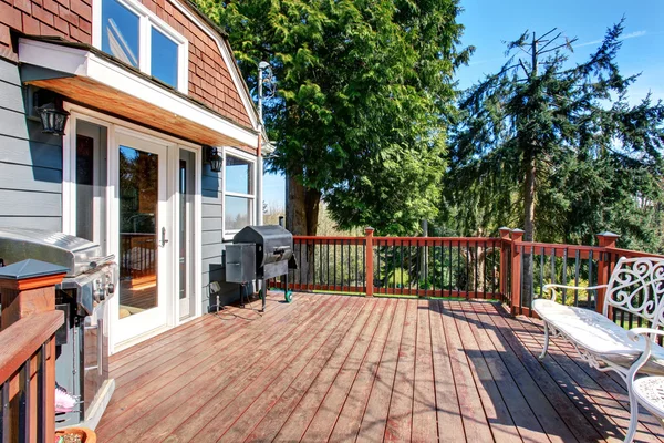 Dokonalé verandě s výhledem na zeleň. — Stock fotografie