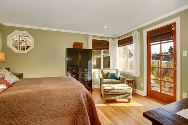 Cozy master bedroom with hardwood floor, and dark brown dresser. — Stock Photo, Image