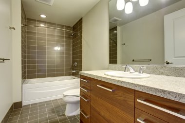 Modern banyo karo zemin ve güzel küvet.