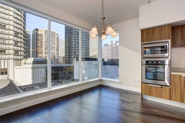 Büyük boş oturma odası şömine.