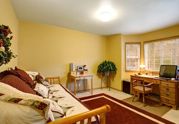 传统的家庭办公室，红地毯，与漂亮的桌子. — 图库照片