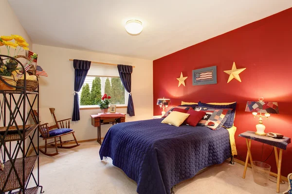 American themed guest bedroom with red wall. — Stock Photo, Image