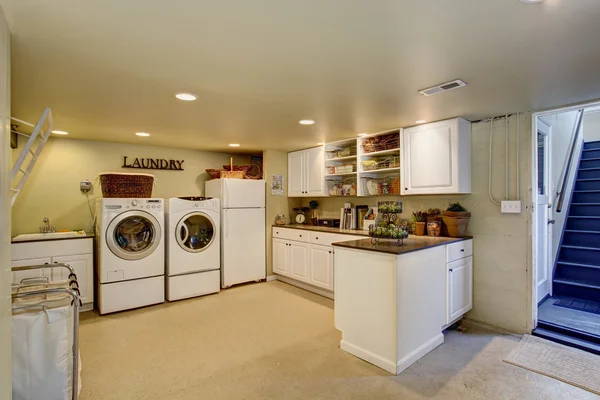 Stor tvättstuga med apparater och skåp. — Stockfoto
