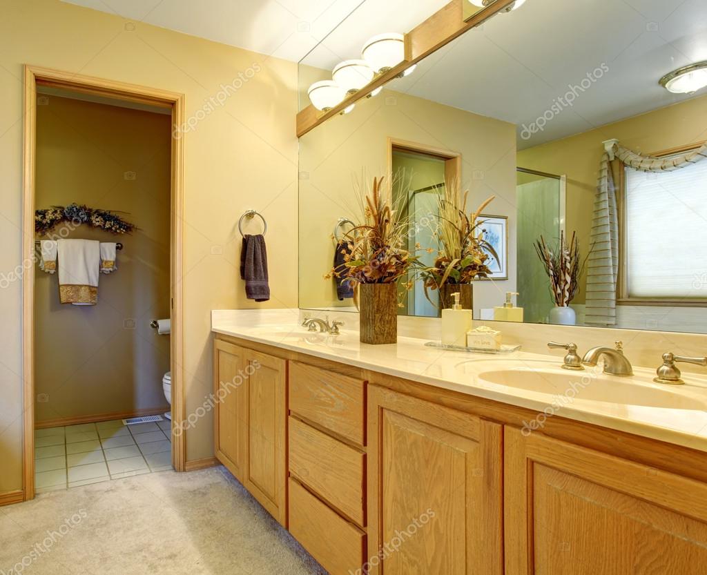 Baño con cuarto de aseo — Fotos de Stock © iriana88w #77882756 Baño con cuarto de aseo — Fotos de Stock © iriana88w #77882756