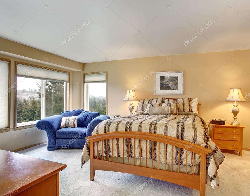 Grote slaapkamer met gestripte beddengoed — Stockfoto © iriana88w ... Grote slaapkamer met gestripte beddengoed — Stockfoto © iriana88w ...