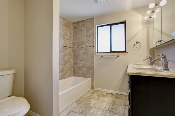 Eenvoudige maar elegante badkamer met mooi bad. — Stockfoto