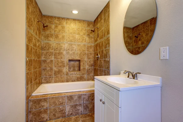Elegantes Badezimmer mit rustikalem Ambiente und großer Badewanne. — Stockfoto