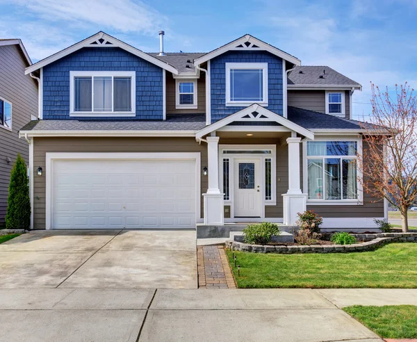 Large American home with white trim. — Stock Photo, Image