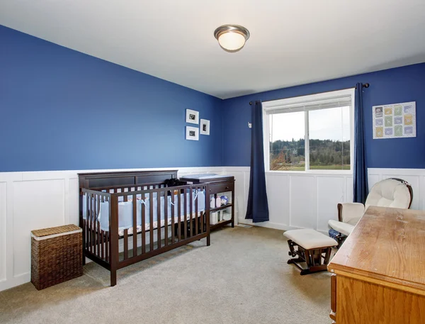 Perfect baby room with deep blue walls and nice crib. — Stock Photo, Image