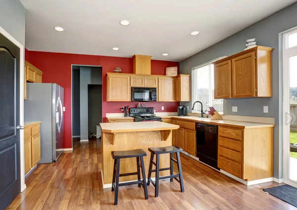 Kleine Küche mit roten und grauen Wänden. — Stockfoto