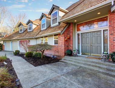 Amerikan geleneksel driveway ev ile büyük.